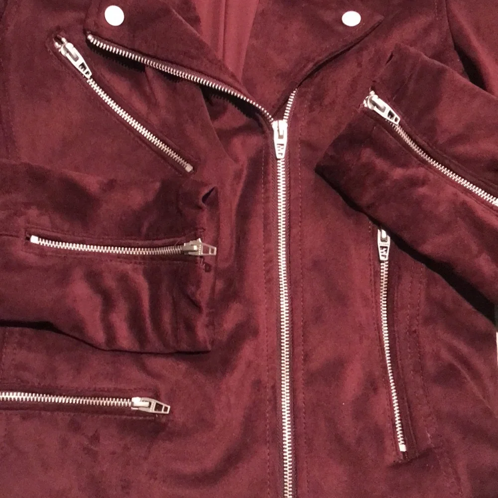 BlankNYC Burgundy Microfiber Moto Jacket S. 3 Zippered Pockets. Zipper At Wrists - Picture 4 of 6